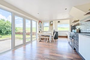 Kitchen/Breakfast Room- click for photo gallery